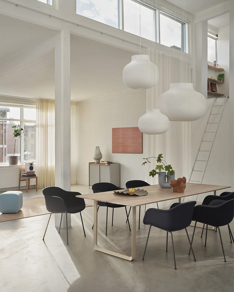 7070 Stor Grå linoleom Sand stel fra Muuto som ventebord i frisørudstyr med linoleum bordplade